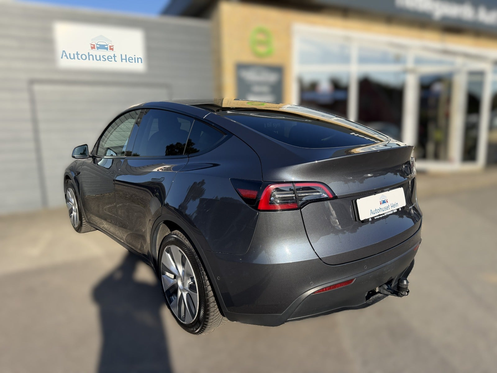 Grå Tesla Model Y fra 2021