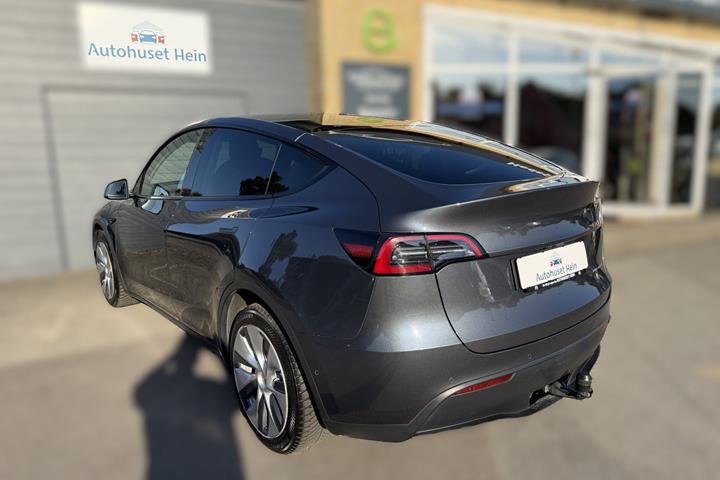 Grå Tesla Model Y fra 2021