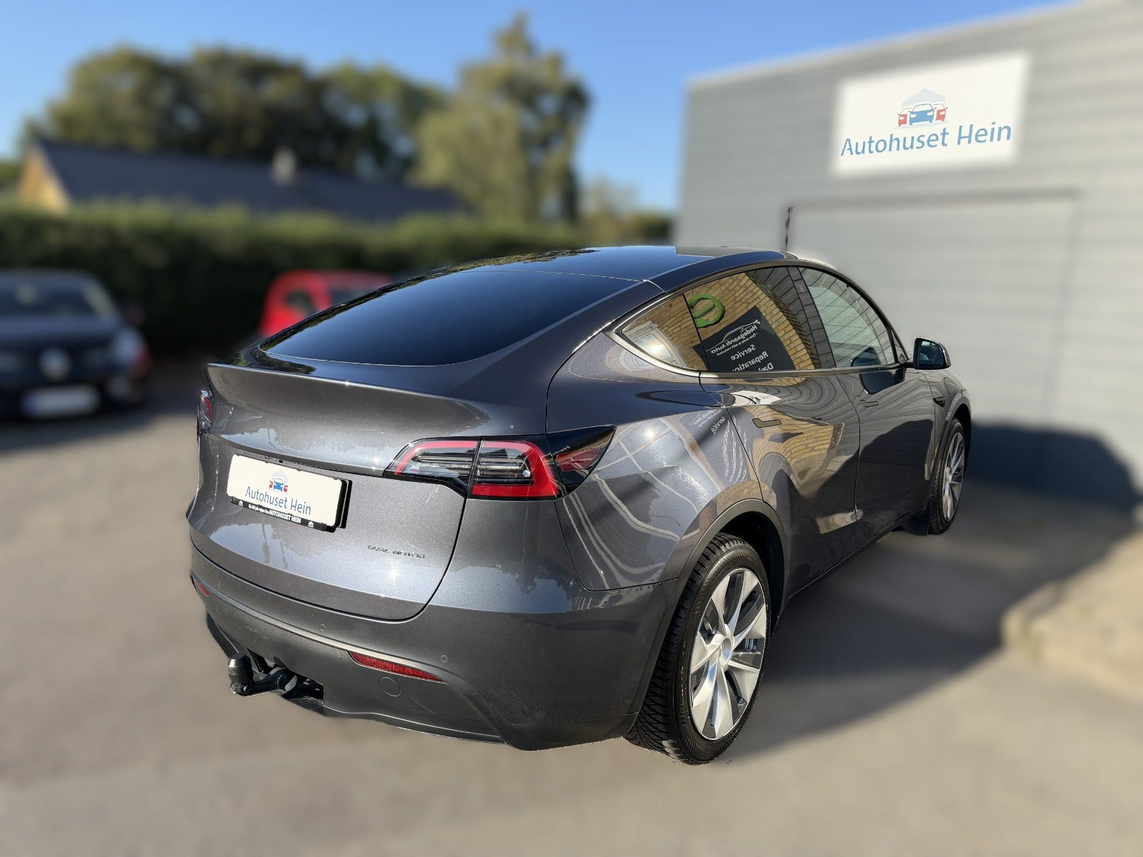 Grå Tesla Model Y fra 2021