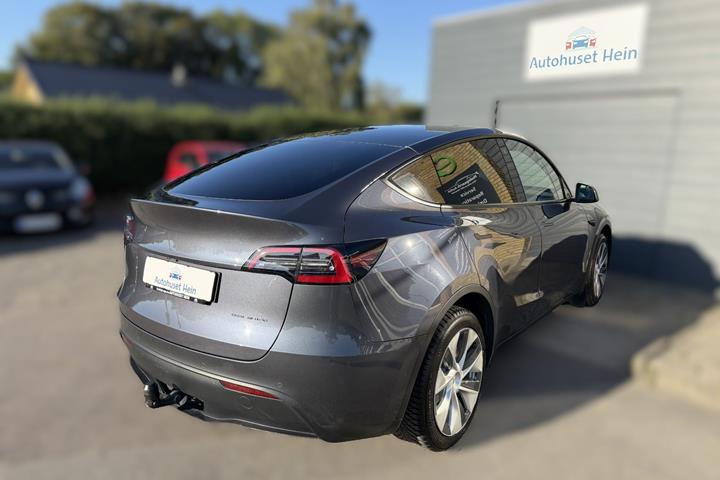 Grå Tesla Model Y fra 2021