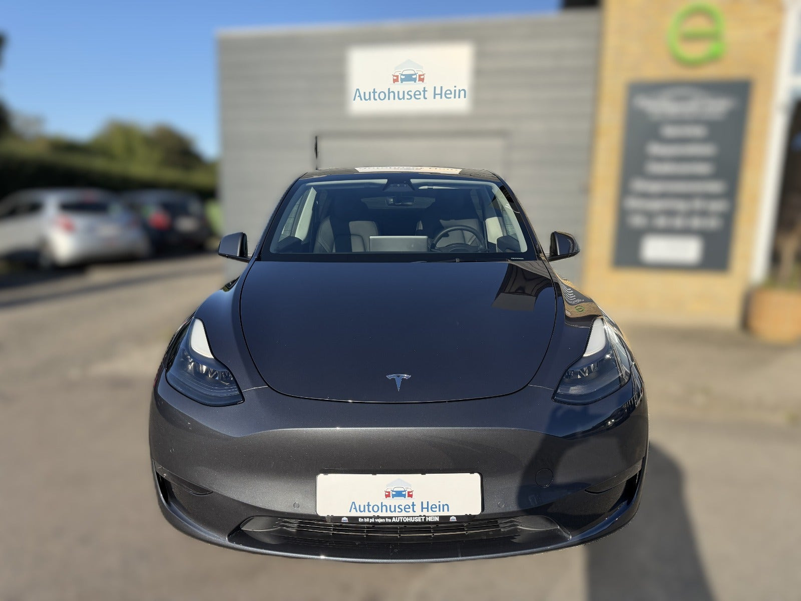 Grå Tesla Model Y fra 2021