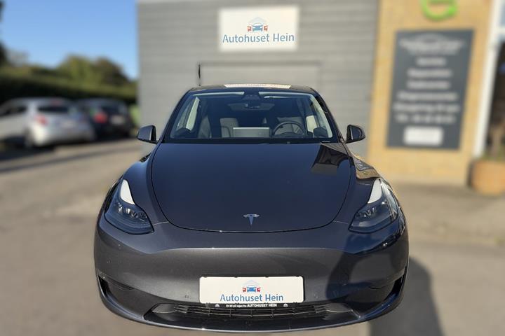 Grå Tesla Model Y fra 2021