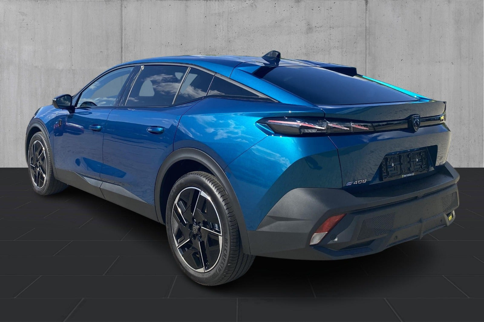 Blå Peugeot e-408 fra 2026