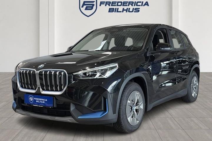 Sort BMW iX1 fra 2023 set udefra