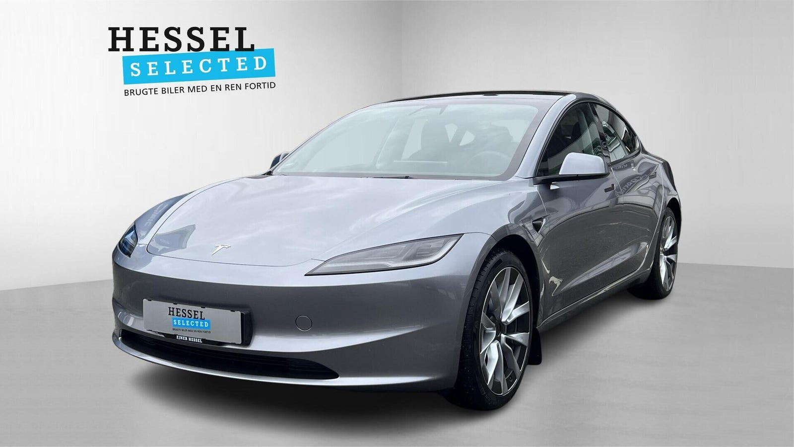 Grå Tesla Model 3 fra 2025