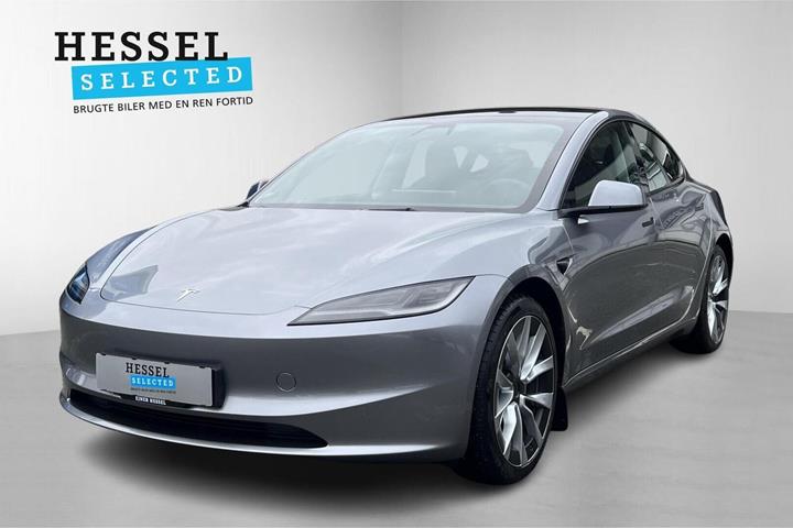 Grå Tesla Model 3 fra 2025