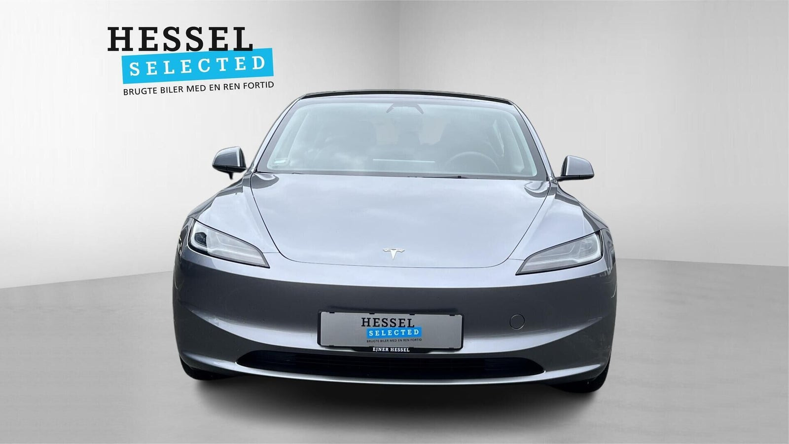 Grå Tesla Model 3 fra 2025