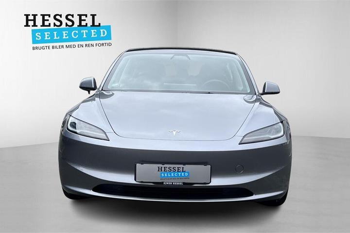 Grå Tesla Model 3 fra 2025
