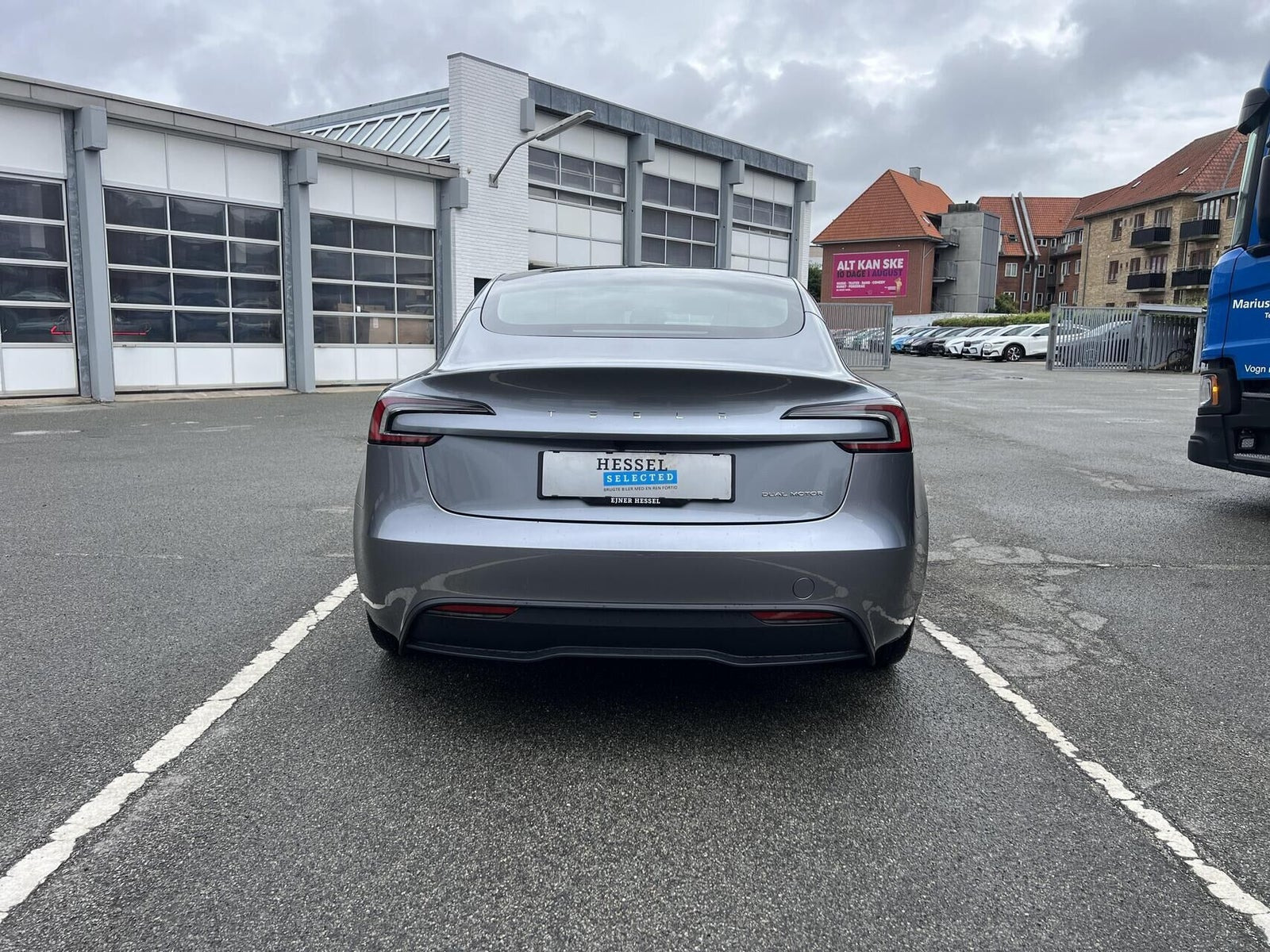 Grå Tesla Model 3 fra 2025