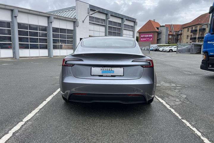 Grå Tesla Model 3 fra 2025
