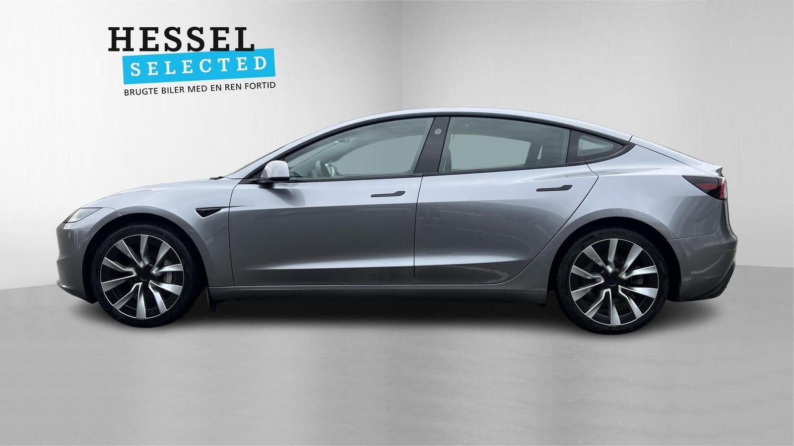Grå Tesla Model 3 fra 2025
