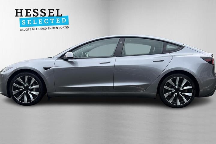 Grå Tesla Model 3 fra 2025