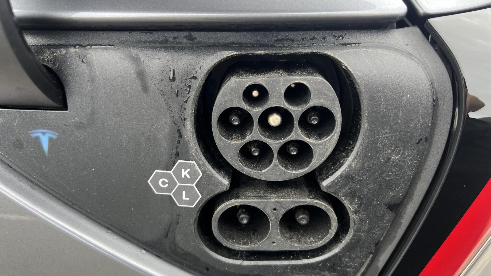 Grå Tesla Model 3 fra 2025