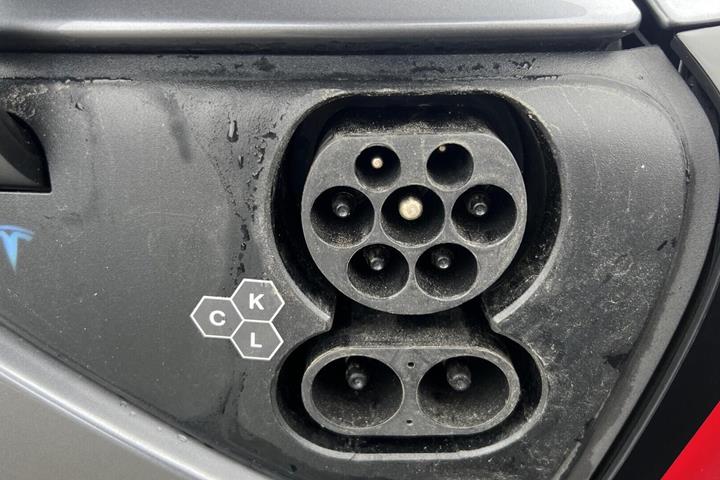 Grå Tesla Model 3 fra 2025