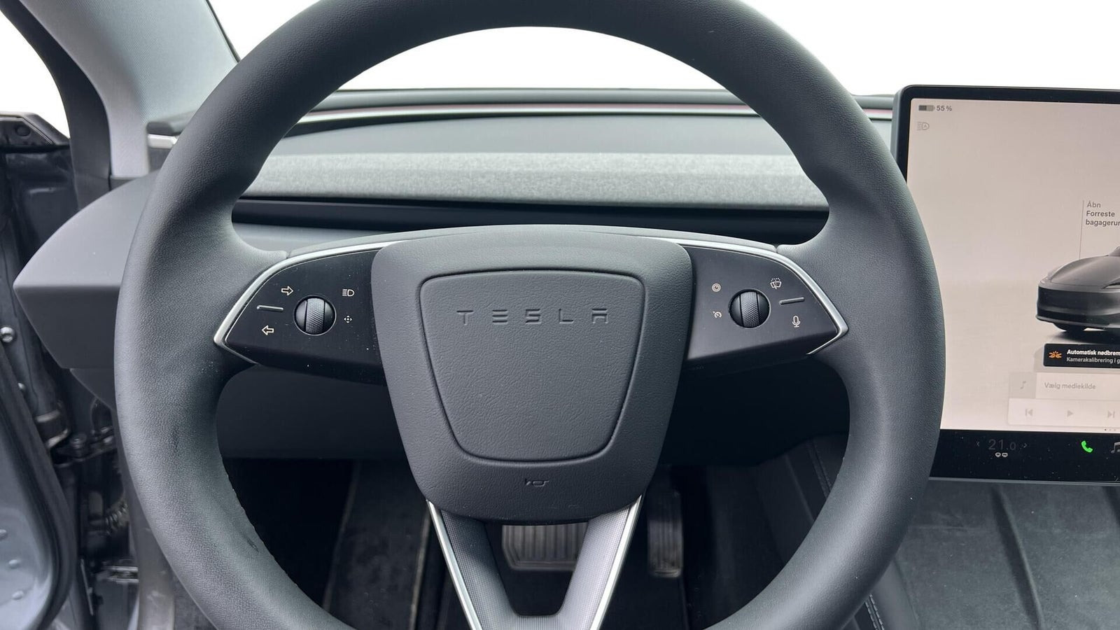 Grå Tesla Model 3 fra 2025