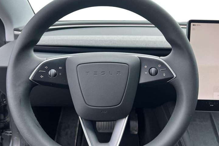 Grå Tesla Model 3 fra 2025