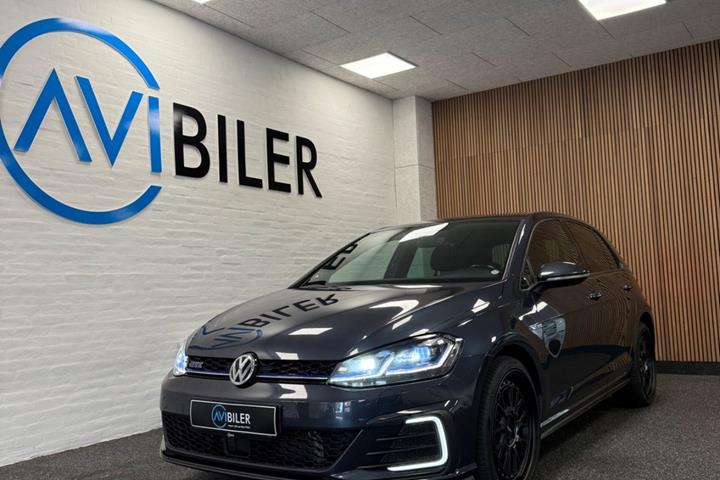Grå VW Golf VII fra 2018 set udefra