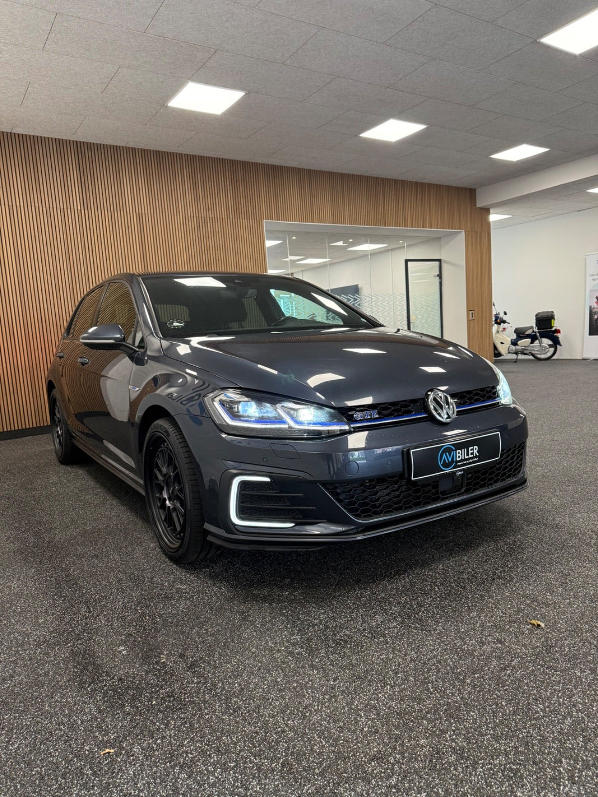 Grå VW Golf VII fra 2018