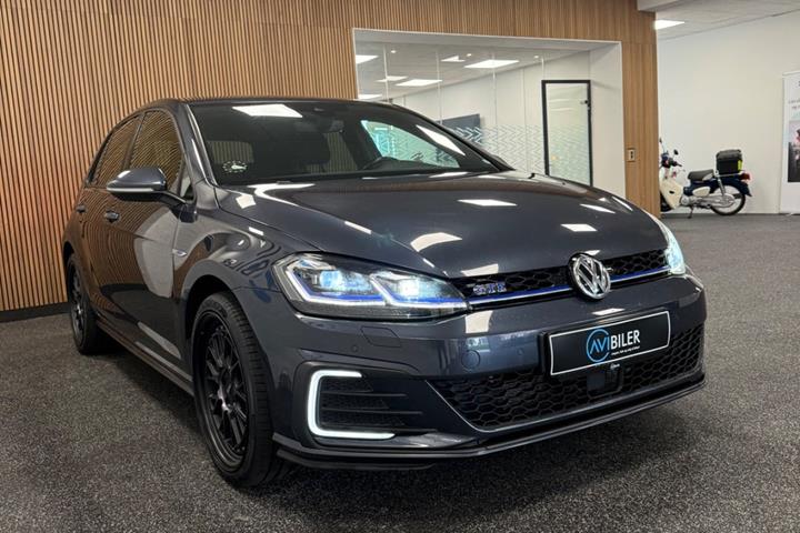 Grå VW Golf VII fra 2018