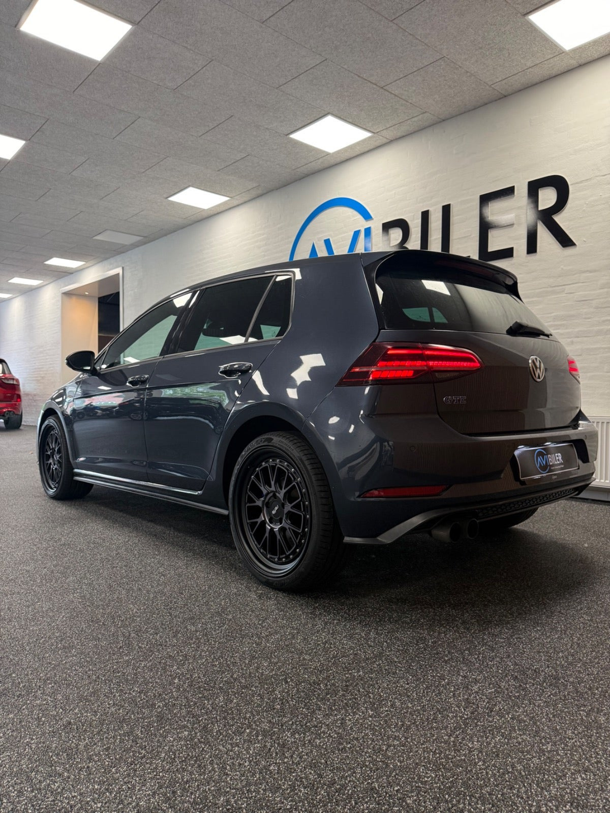 Grå VW Golf VII fra 2018