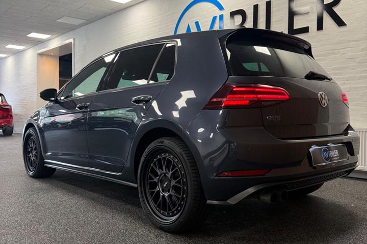 Grå VW Golf VII fra 2018