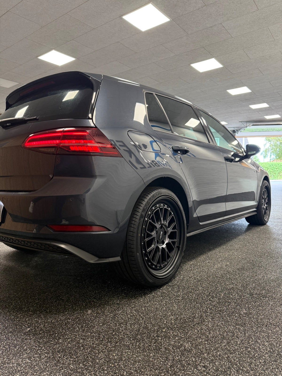 Grå VW Golf VII fra 2018