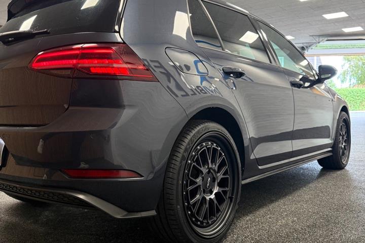 Grå VW Golf VII fra 2018