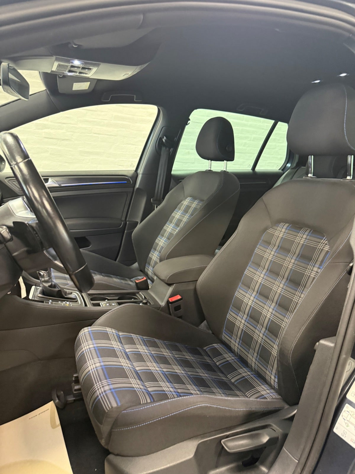 Grå VW Golf VII fra 2018
