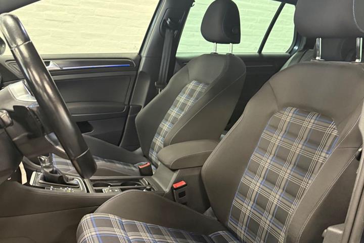 Grå VW Golf VII fra 2018