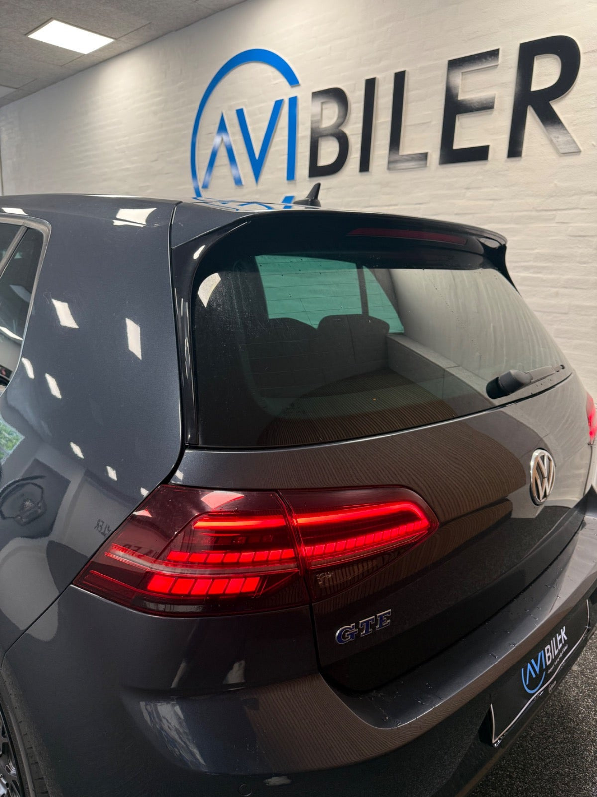 Grå VW Golf VII fra 2018