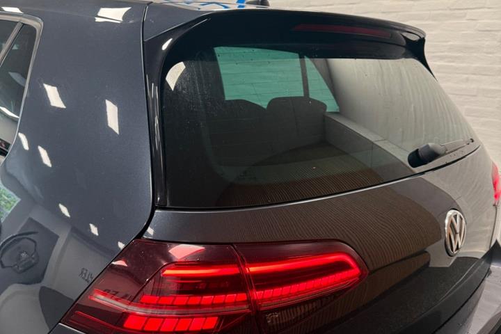 Grå VW Golf VII fra 2018