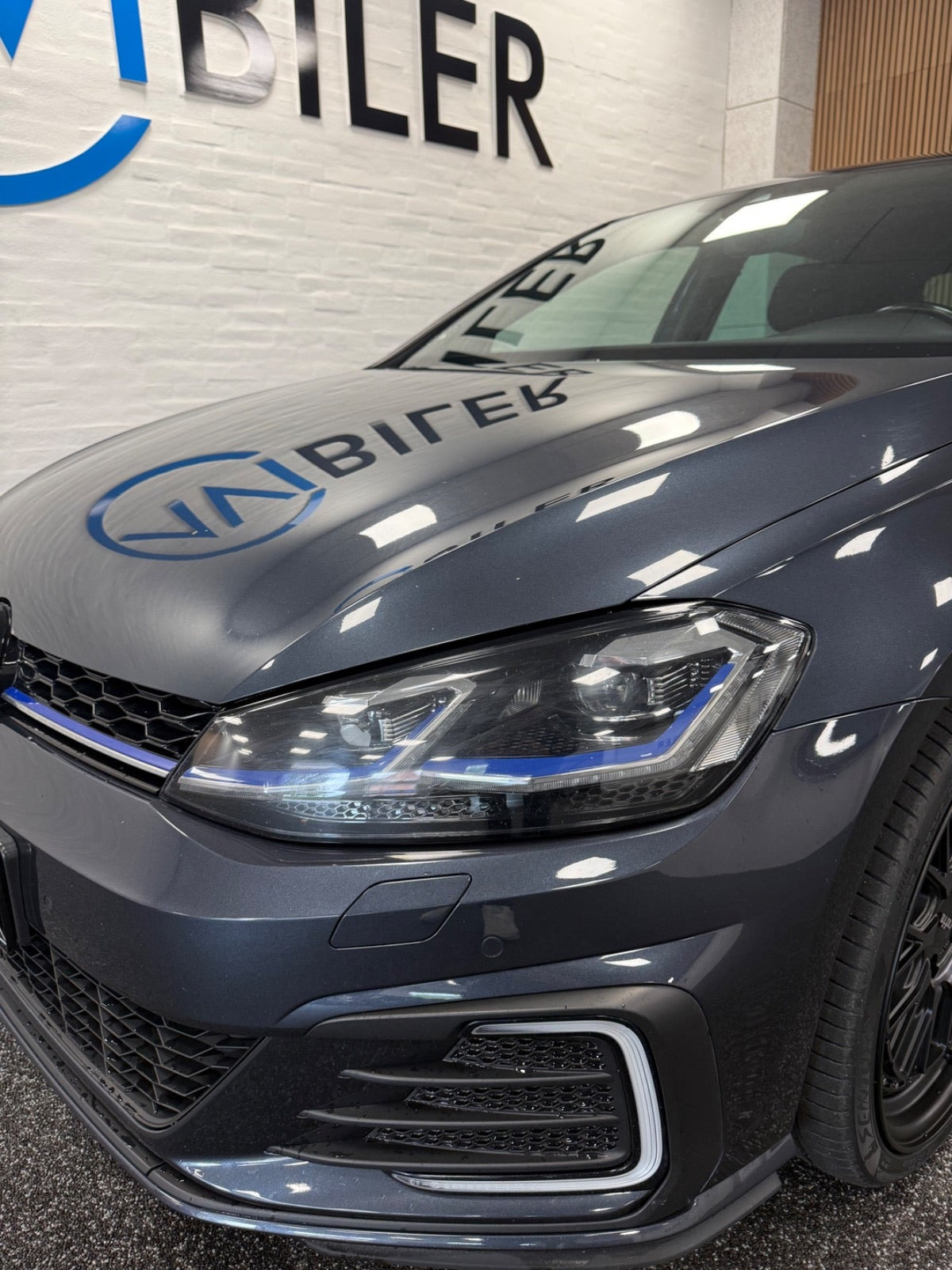 Grå VW Golf VII fra 2018