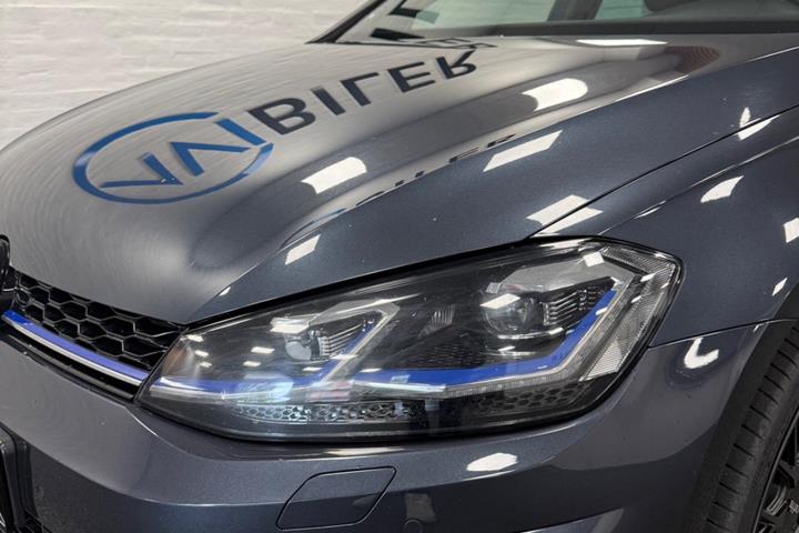 Grå VW Golf VII fra 2018