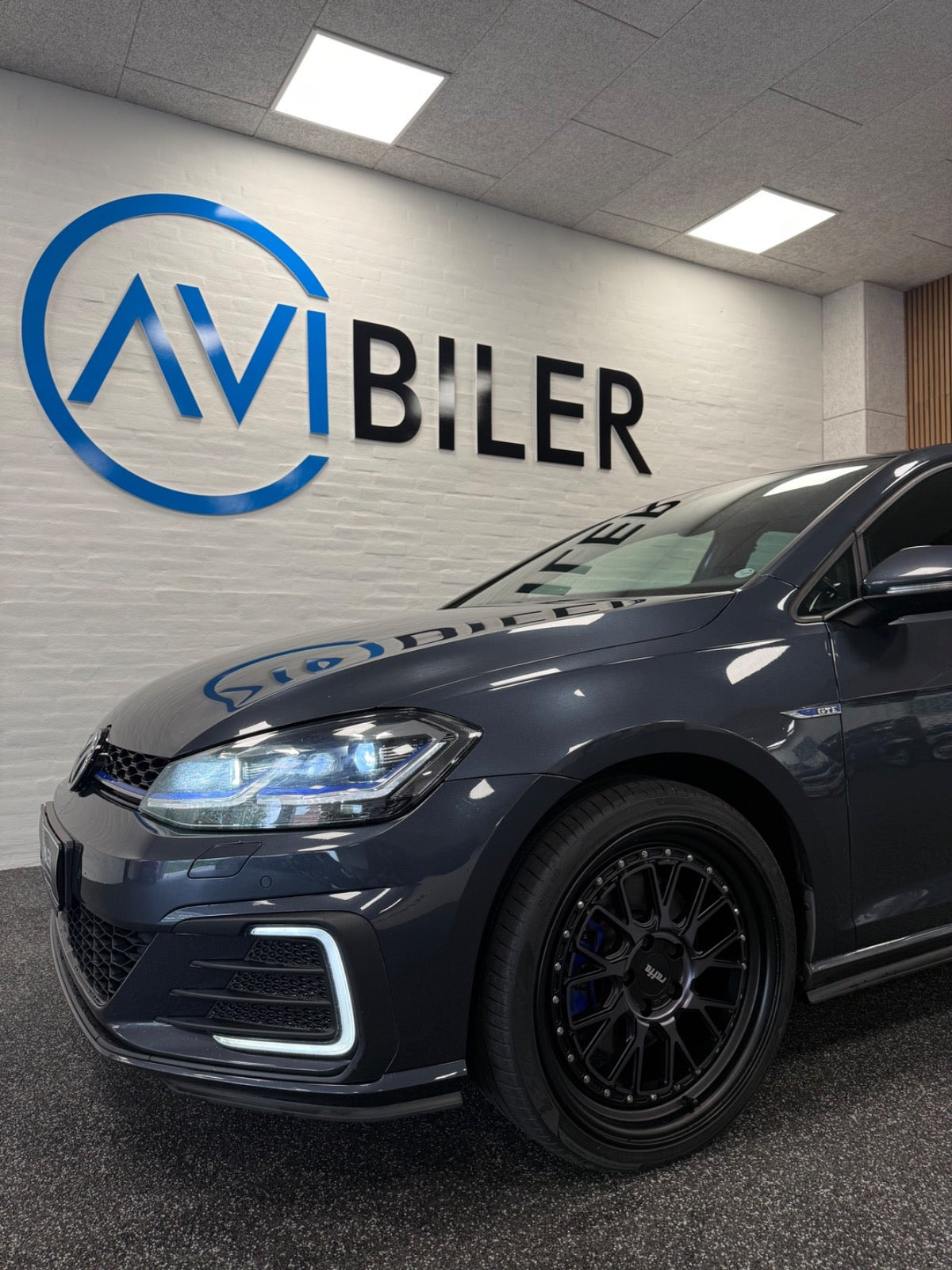 Grå VW Golf VII fra 2018