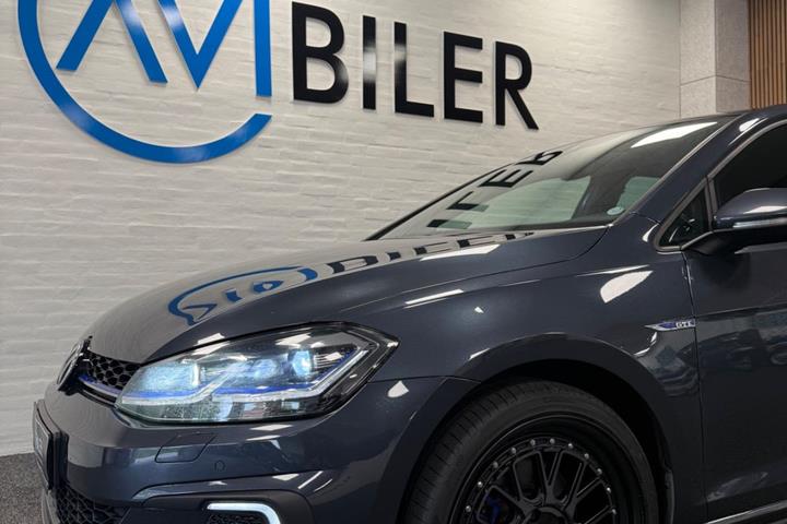 Grå VW Golf VII fra 2018