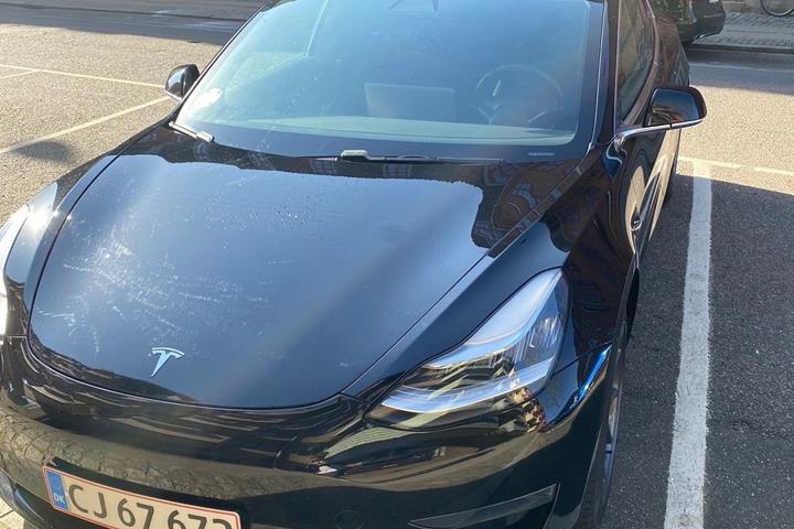 Sort Tesla Model 3 fra 2019