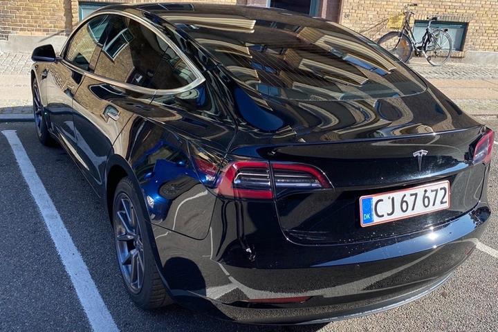Sort Tesla Model 3 fra 2019