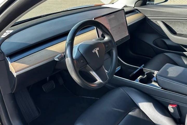 Sort Tesla Model 3 fra 2019