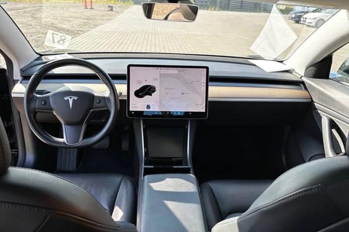 Sort Tesla Model 3 fra 2019