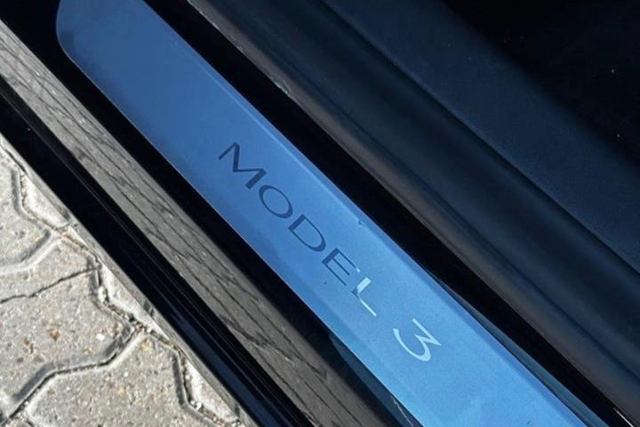 Sort Tesla Model 3 fra 2019