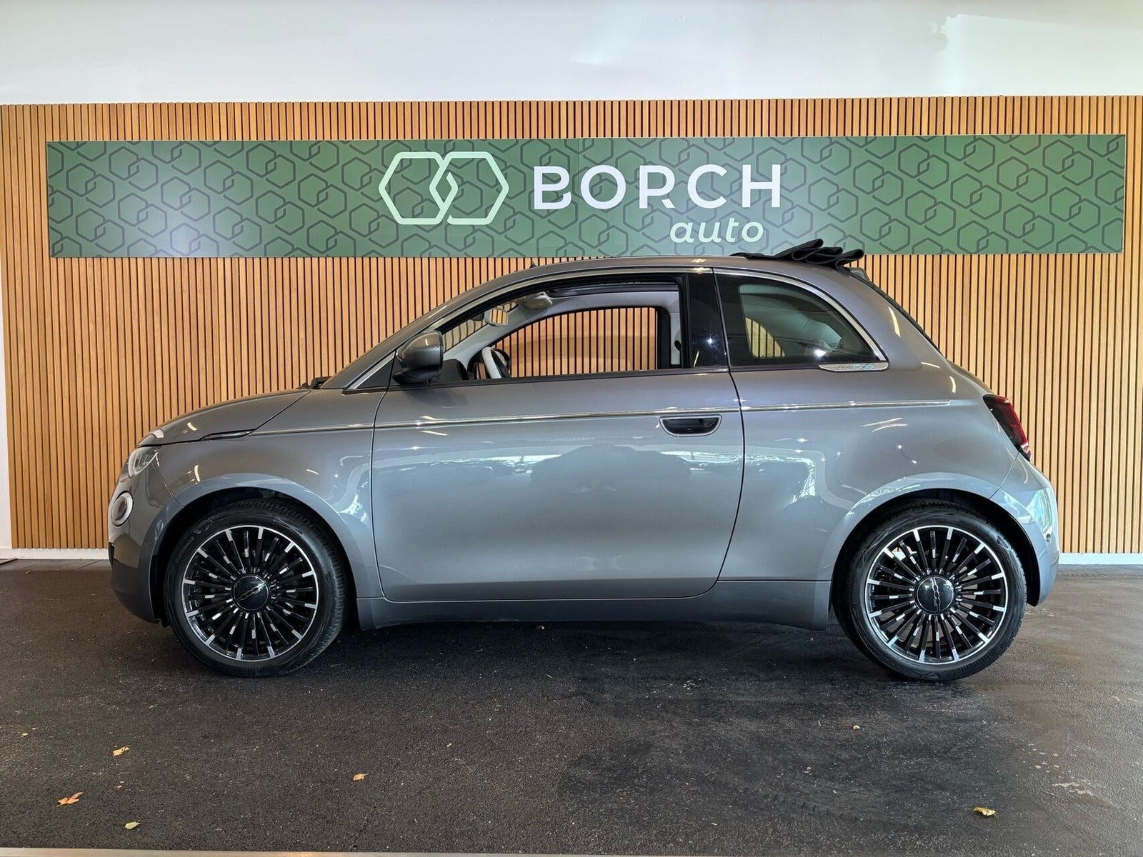 Grå Fiat 500e fra 2021