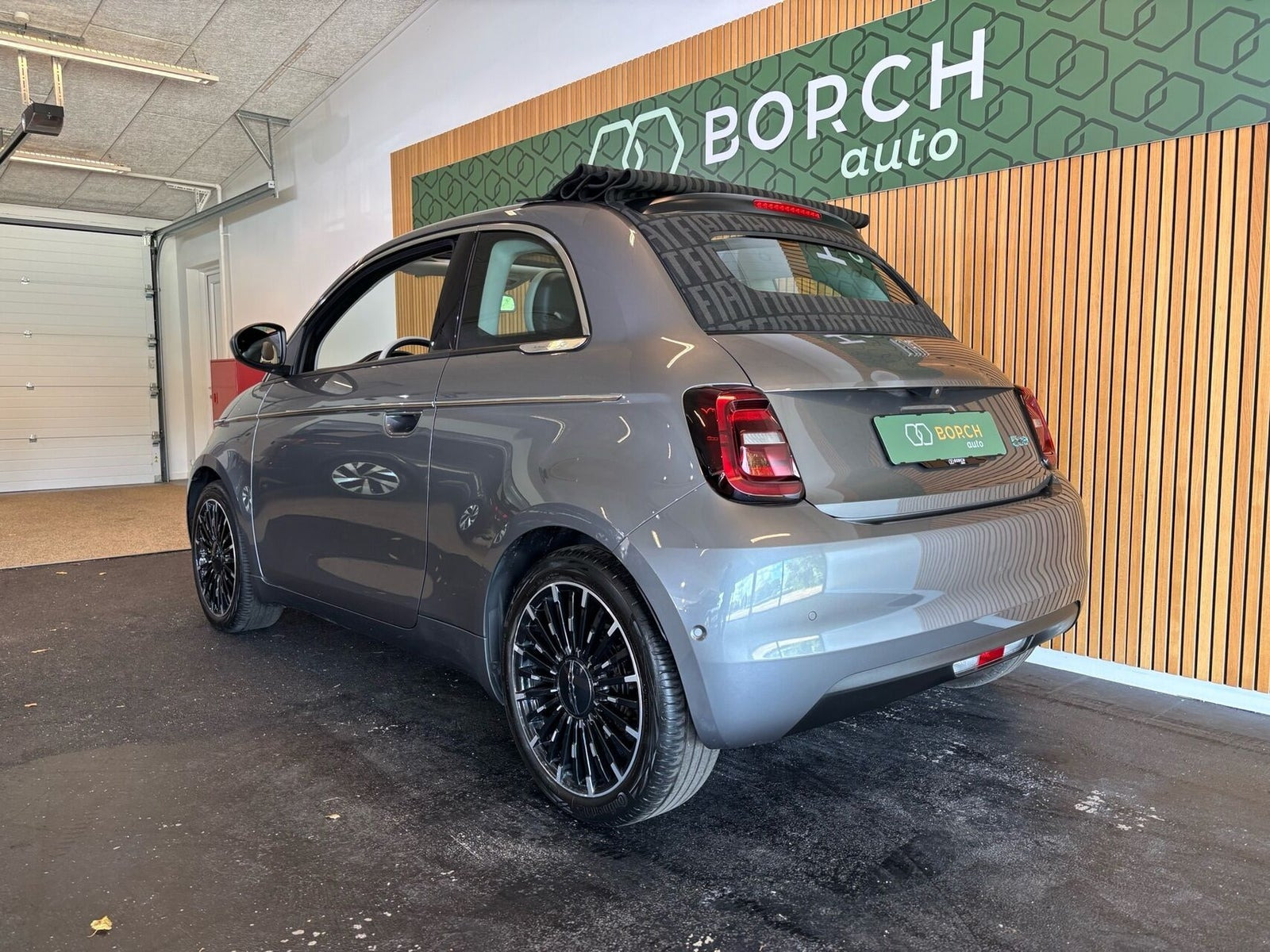 Grå Fiat 500e fra 2021