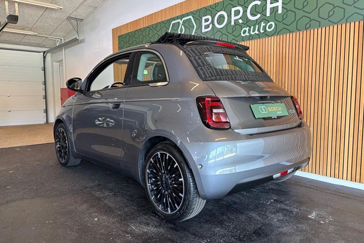 Grå Fiat 500e fra 2021
