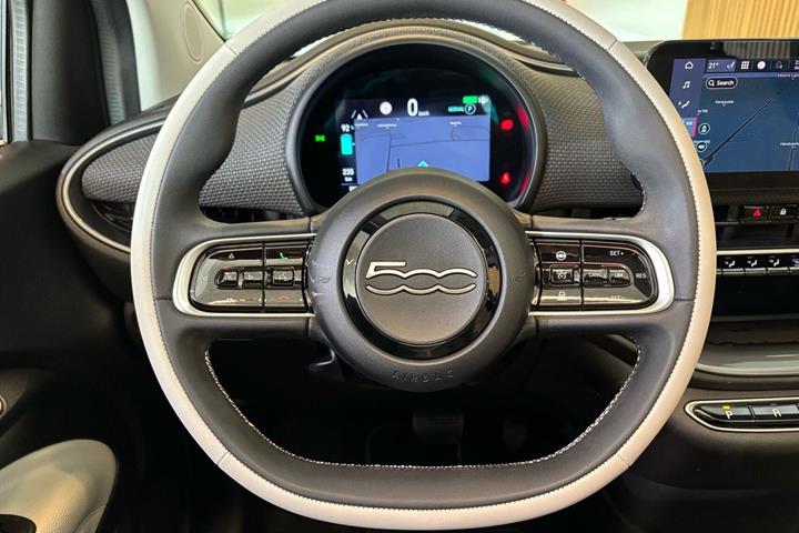 Grå Fiat 500e fra 2021