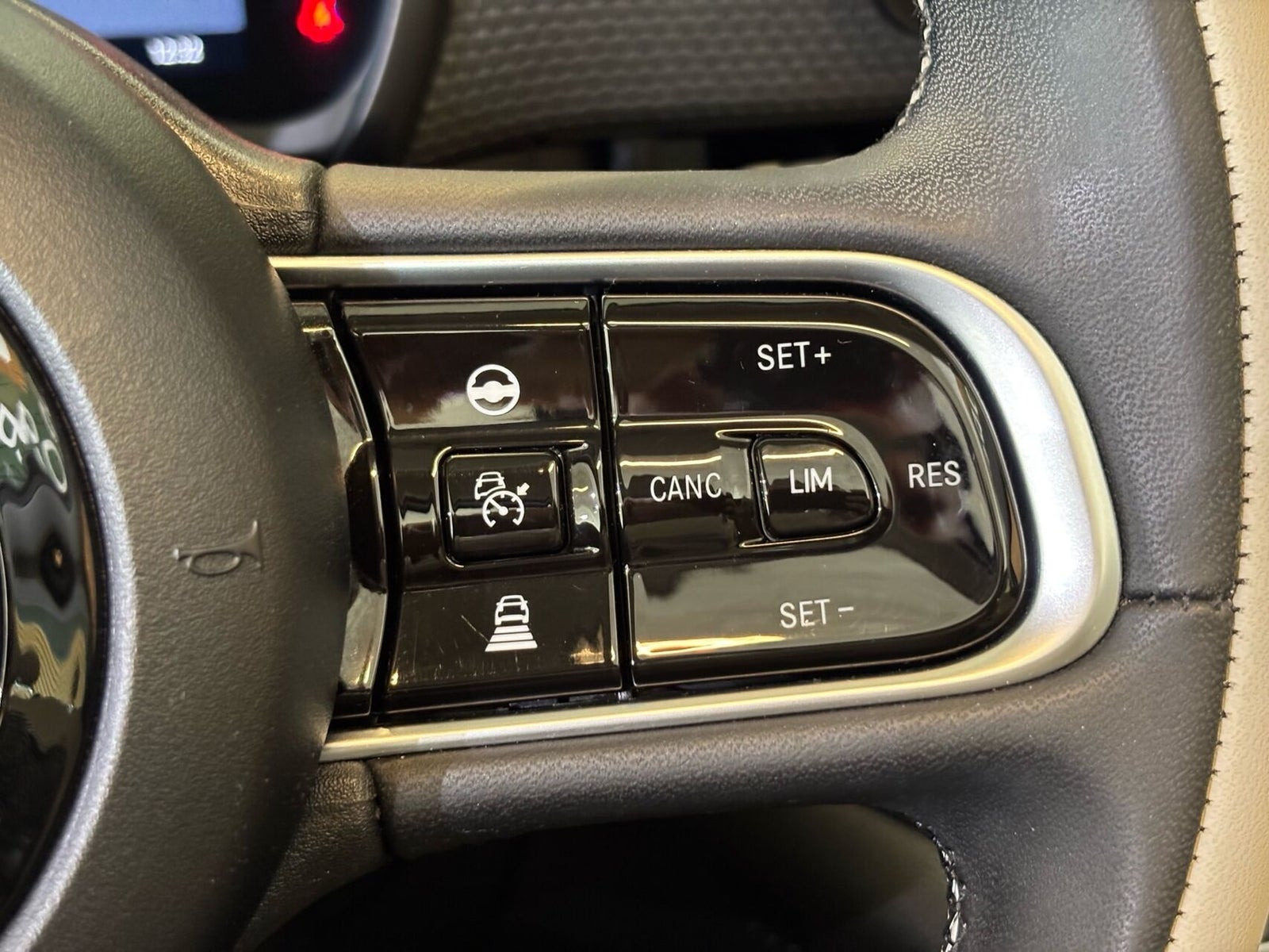 Grå Fiat 500e fra 2021