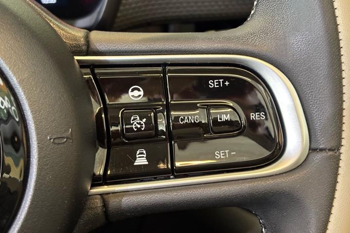 Grå Fiat 500e fra 2021