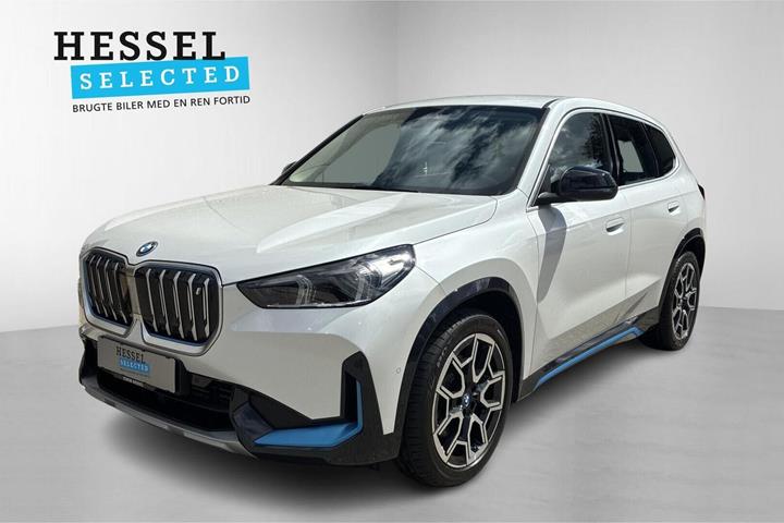 Hvid BMW iX1 fra 2023 set udefra