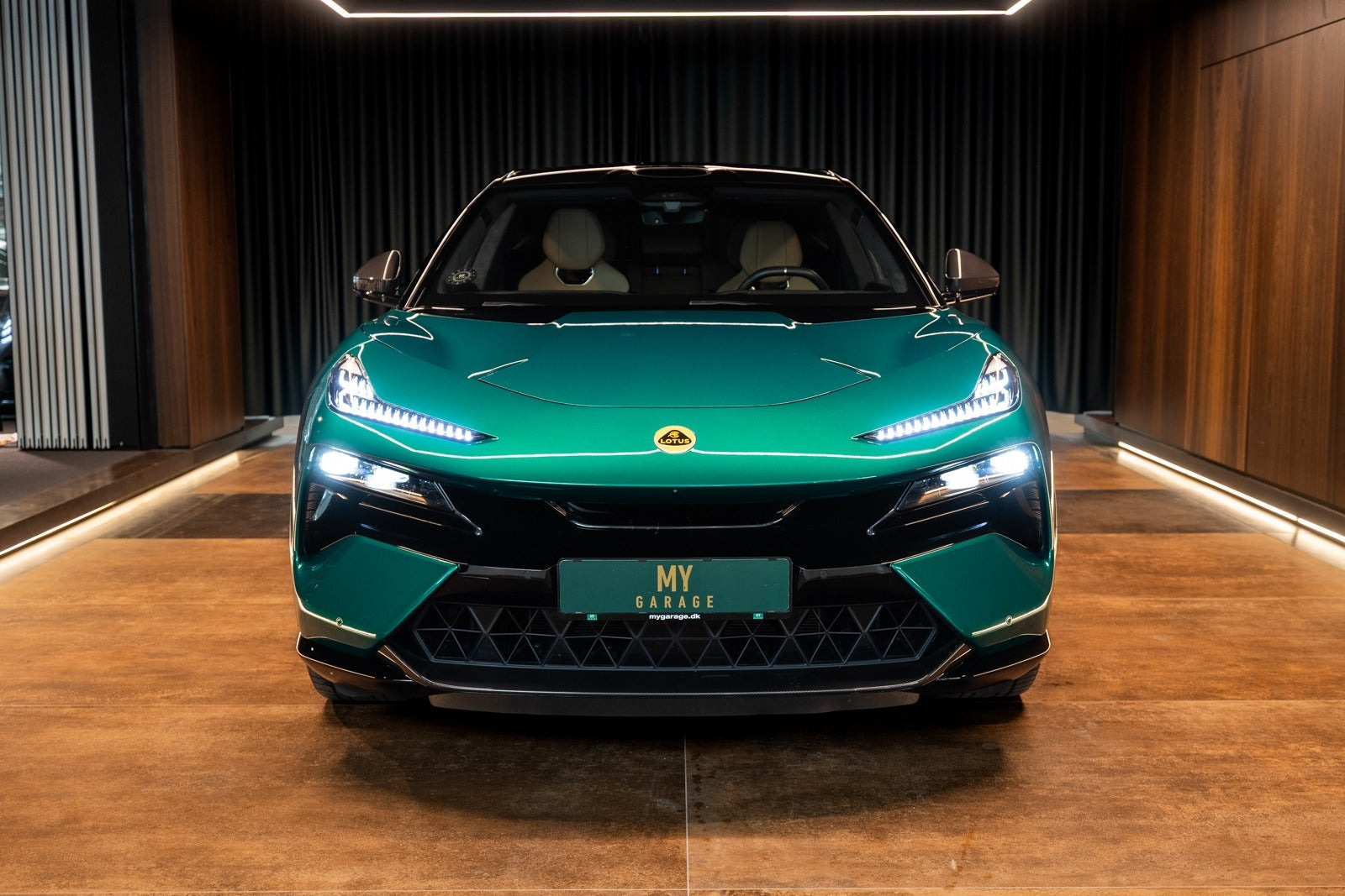 Grå Lotus Eletre fra 2023