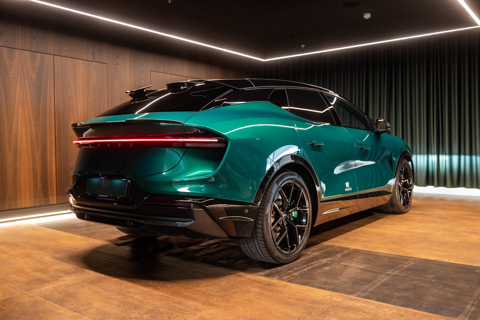 Grå Lotus Eletre fra 2023