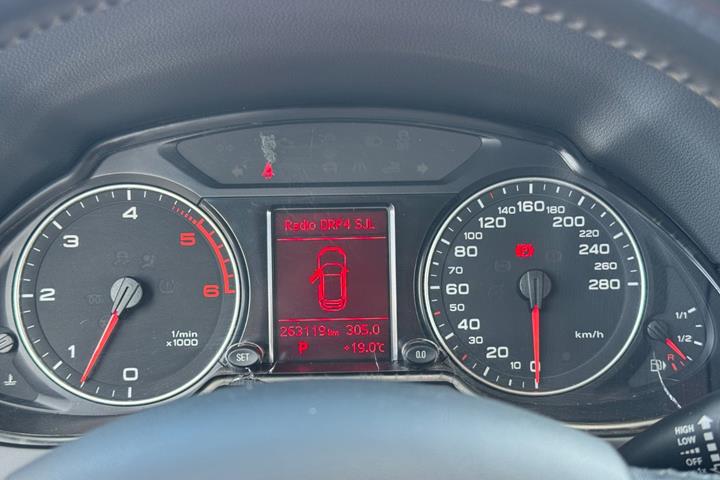 Grå Audi Q5 fra 2010
